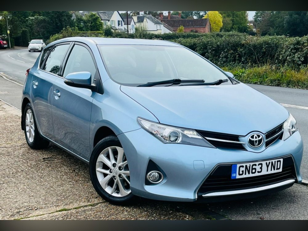 Compare Toyota Auris 1.6 V-matic Icon Multidrive S Euro 5 GN63YND Blue