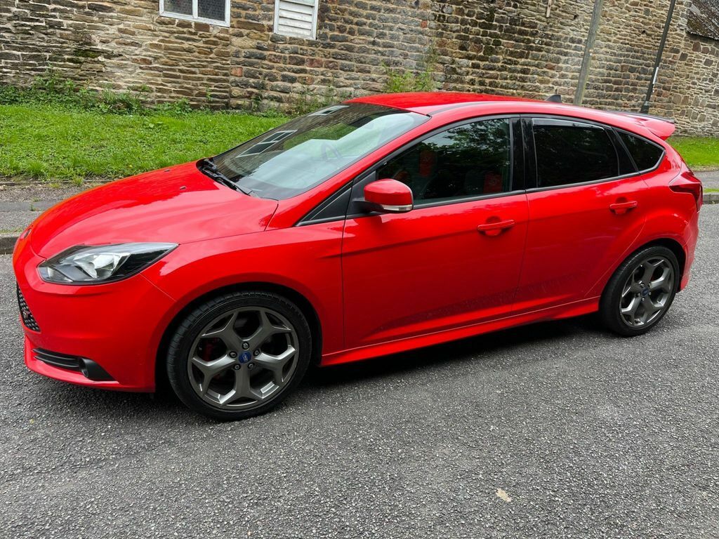 Compare Ford Focus St-2 BJ63LVX Red