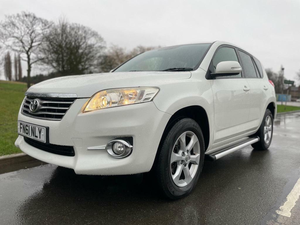 Compare Toyota Rav 4 2.2 D-4d Xt-r 4Wd Euro 5 FN61NLY White