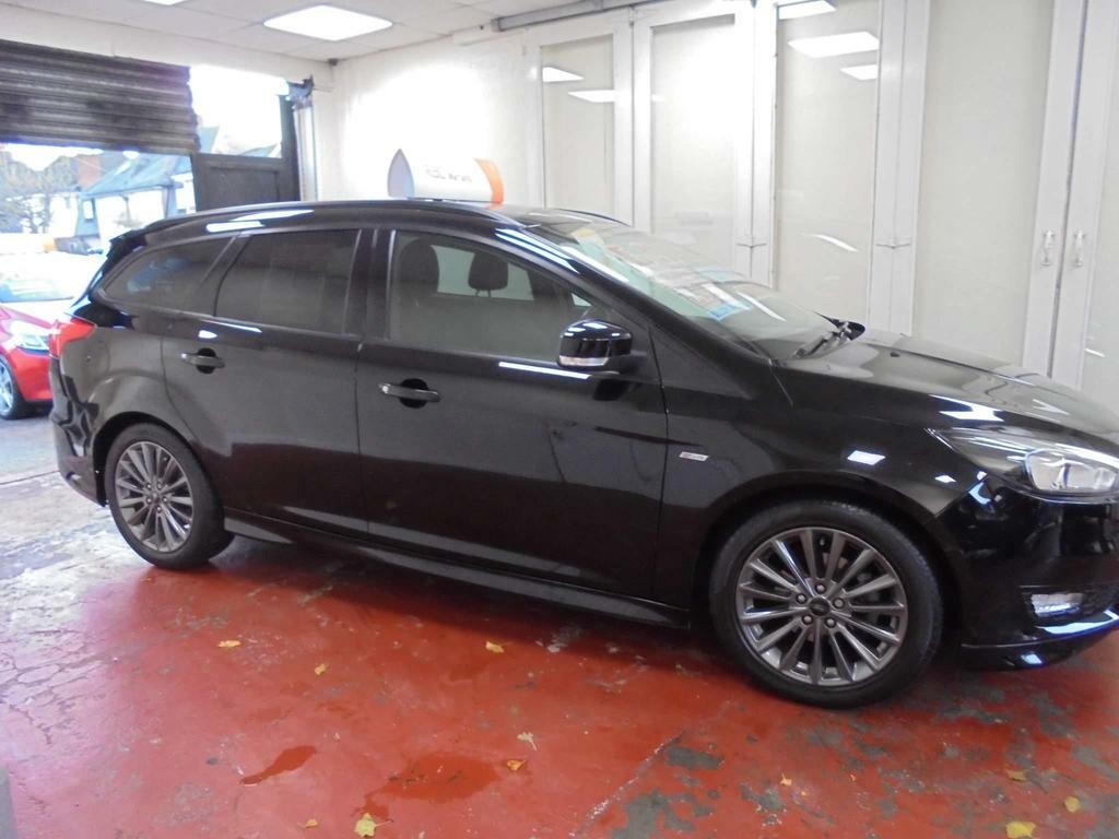 Compare Ford Focus 1.0T Ecoboost St-line Euro 6 Ss WM17PZF Black