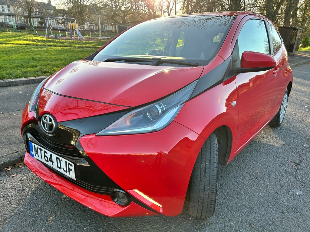Compare Toyota Aygo Vvt-i X-play MT64DJF Red