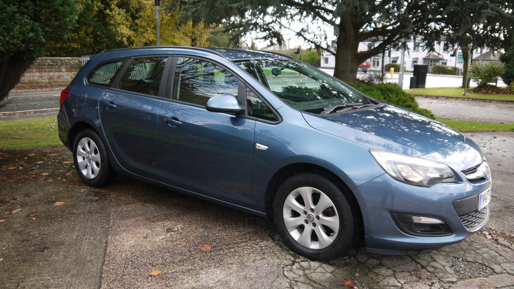 Compare Vauxhall Astra 1.6I 16V Design VU64OPM Blue