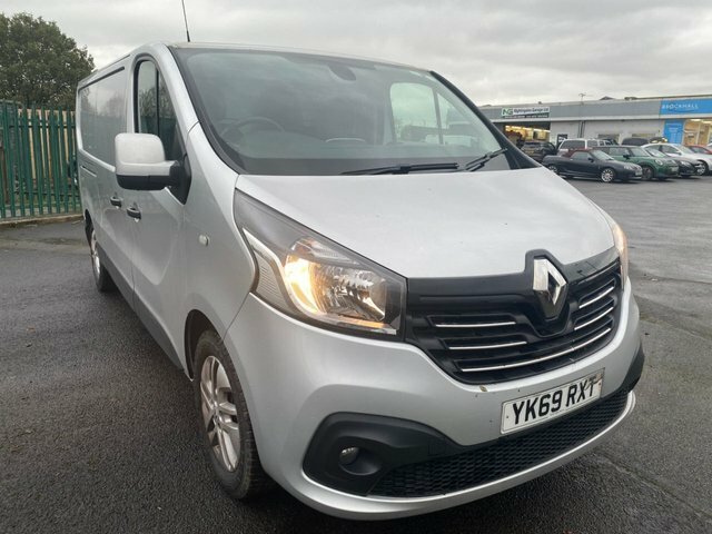 Compare Renault Trafic 1.6 Ll29 Sport Nav Dci 120 Bhp YK69RXT Silver