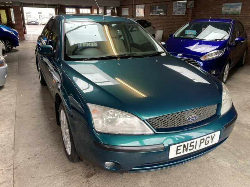 Compare Ford Mondeo Mondeo Ghia X 24V EN51PGY Green