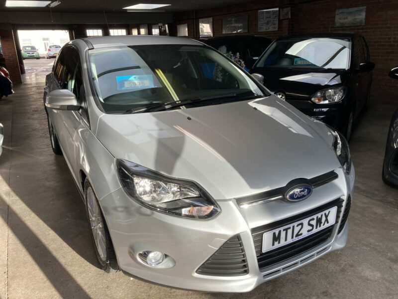 Compare Ford Focus Hatchback MT12SWX Silver