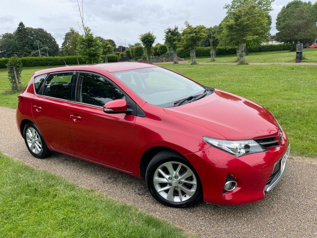 Compare Toyota Auris 1.6 V-matic Icon Euro 5 NX14PBY Red