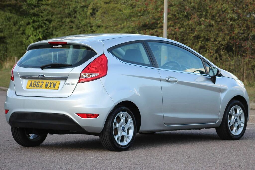 Compare Ford Fiesta Hatchback 1.25 Zetec 201262 AO62WXW Silver