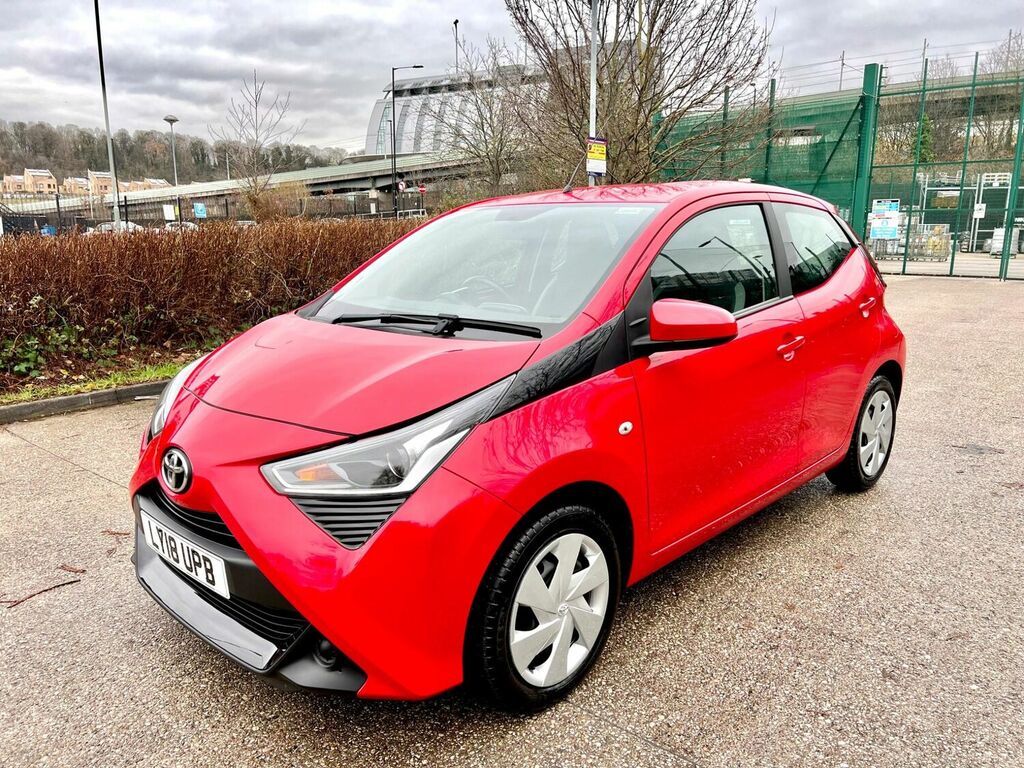 Compare Toyota Aygo Hatchback 1.0 Vvt-i X-play Euro 6 201818 LY18UPB Red