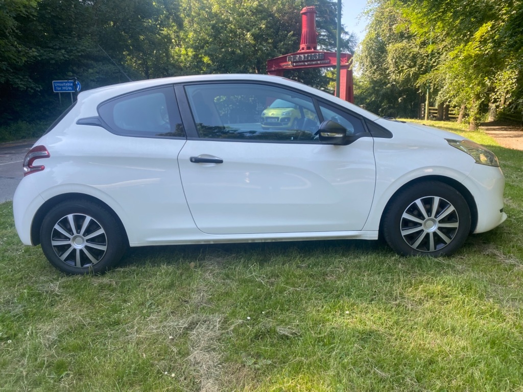 Compare Peugeot 208 Hatchback SD13SVY White