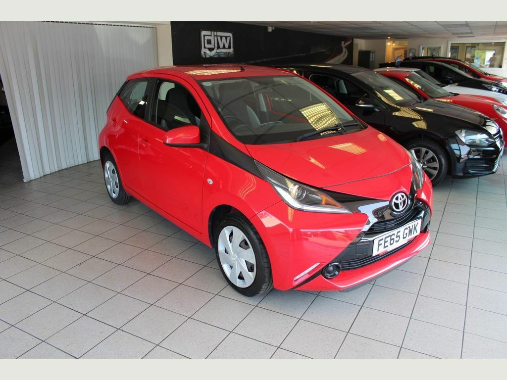 Compare Toyota Aygo 1.0 Vvt-i X-play Euro 5 FE65GWK Red