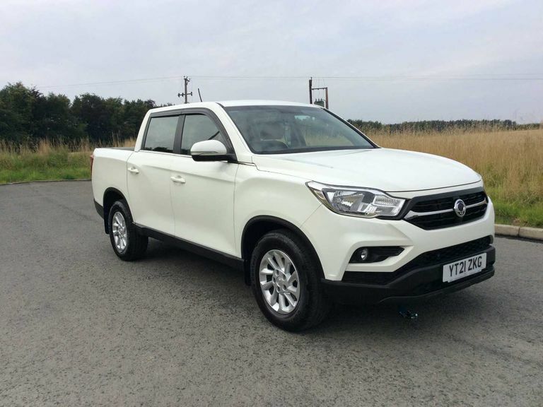 Compare SsangYong Musso Ex YT21ZKG White