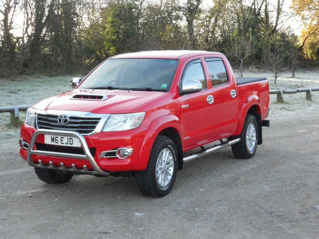 Compare Toyota HILUX 3.0 D-4d Invincible 4Wd  Red