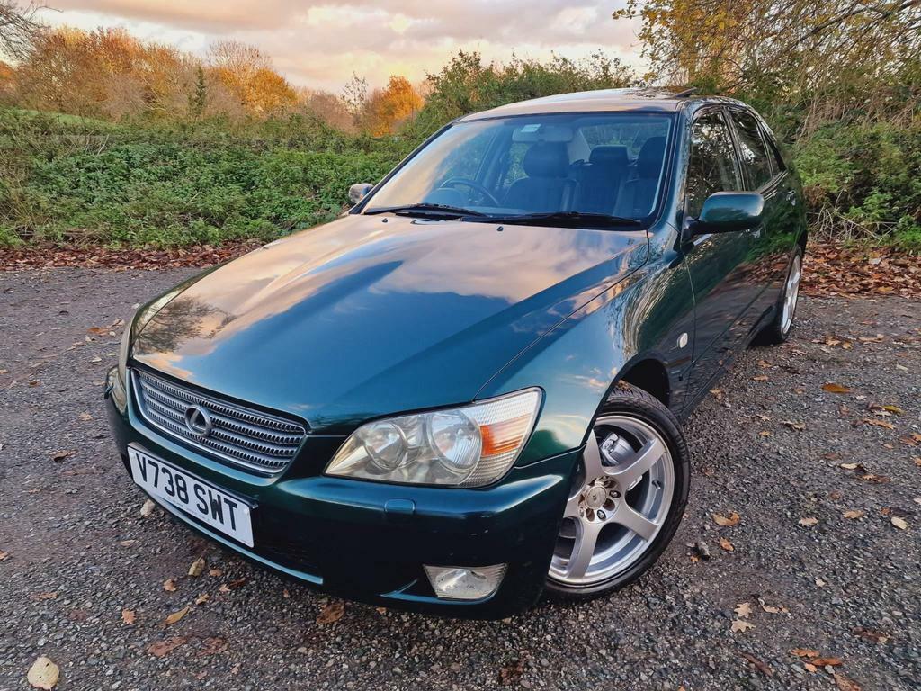 Compare Lexus IS 200 2.0 Se V738SWT Green