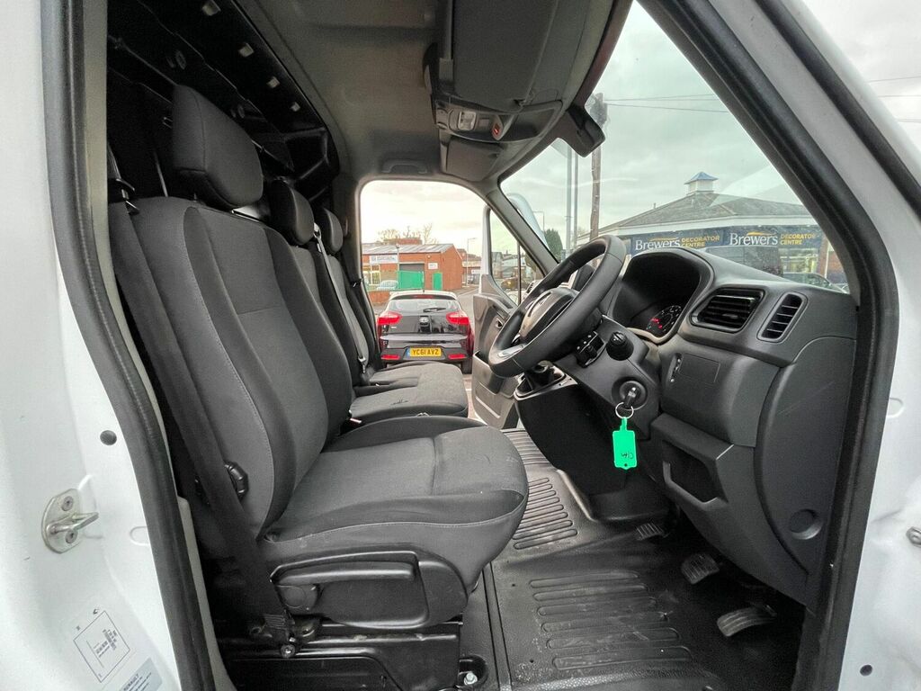 Compare Renault Master Luton 2.3 Dci 35 Business Fwd Lwb Euro 6 20M3 RE20XAM White