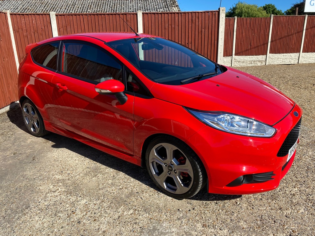 Compare Ford Fiesta Fiesta St-3 T VF66FRC Red