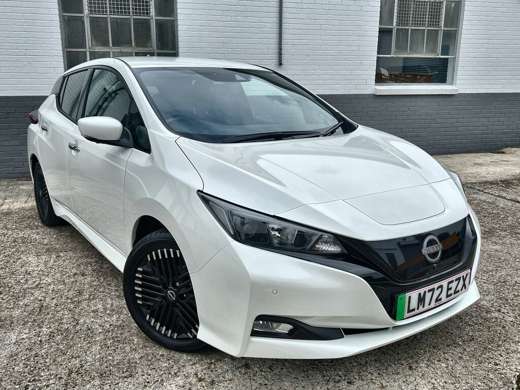 Compare Nissan Leaf 110Kw N-connecta 39Kwh LM72EZX White