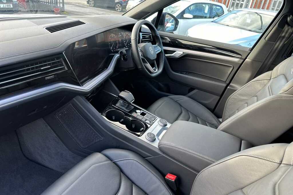 Compare Volkswagen Touareg Touareg V6 Black Edition Tdi HG23UZN White