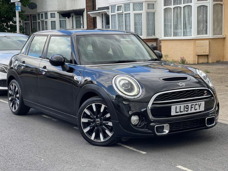 Compare Mini Hatch 2.0 Cooper S Exclusive Steptronic Euro 6 Ss LL19FCY Black