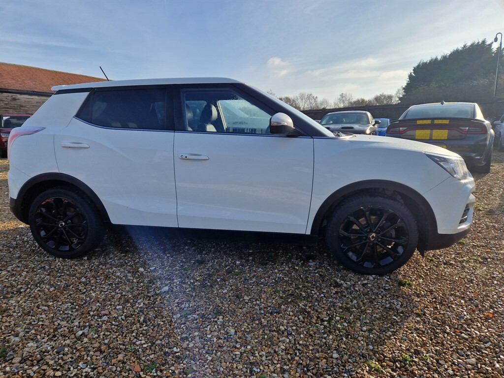 Compare SsangYong Tivoli Ultimate RK69AEZ White