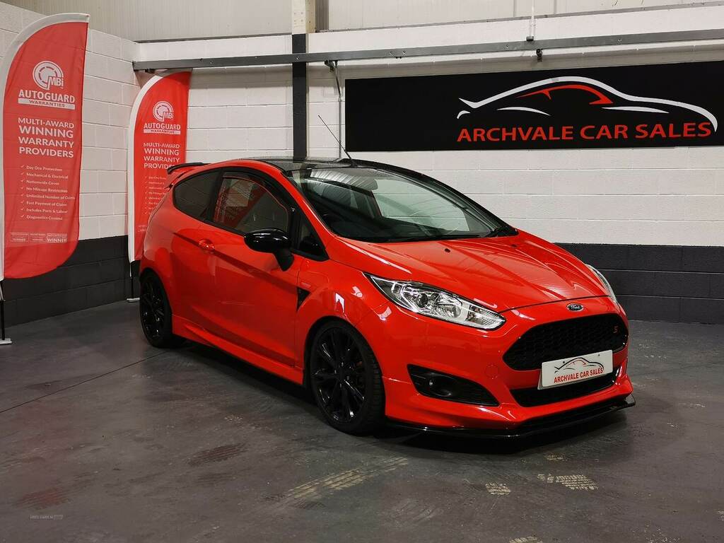 Compare Ford Fiesta 1.0 Ecoboost 140 Zetec UFZ2813 Red