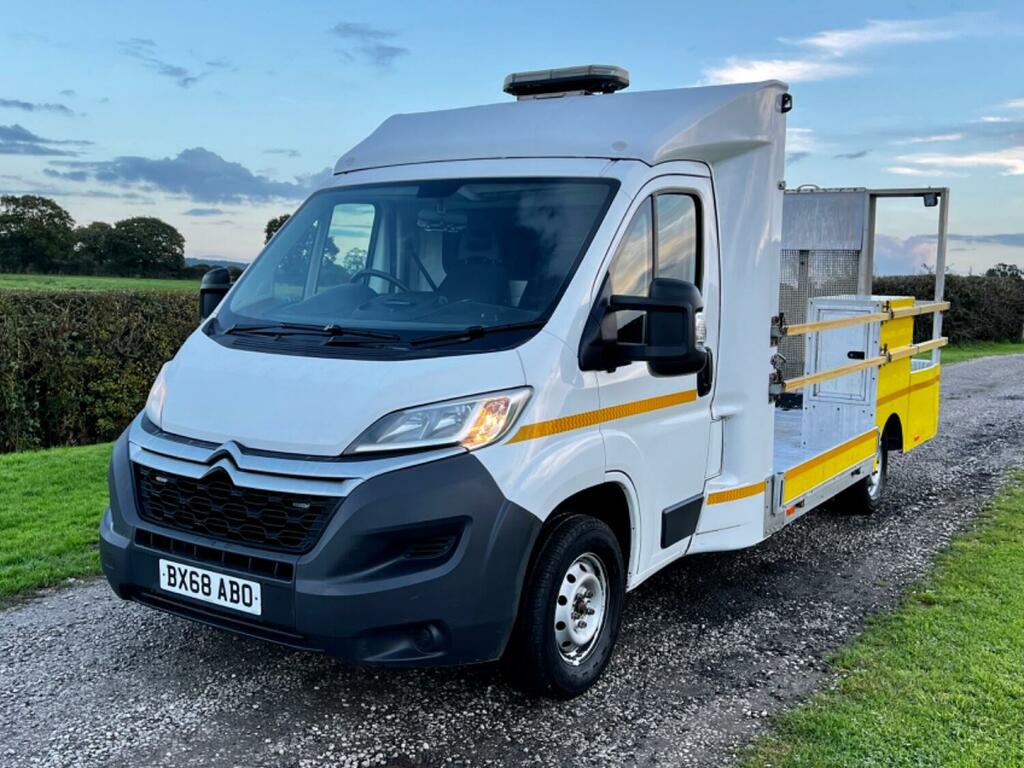 Compare Citroen Relay 2.0 Bluehdi 35 Traffic Management Dropside 2018 BX68ABO White