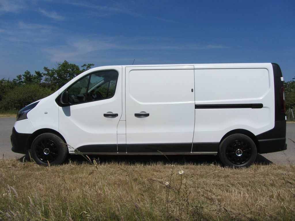 Compare Renault Trafic 1.6 Dci 29 Business Lwb Standard Roof Euro 6 SH68VYX White