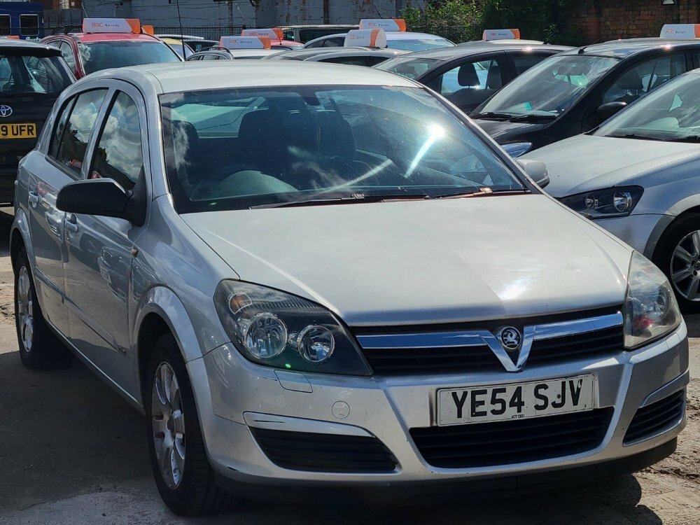 Compare Vauxhall Astra Astra Club Twinport YE54SJV Silver