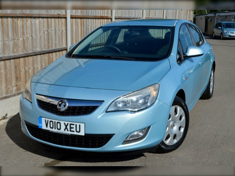 Compare Vauxhall Astra 1.6 16V Exclusiv Euro 5 VO10XEU Blue