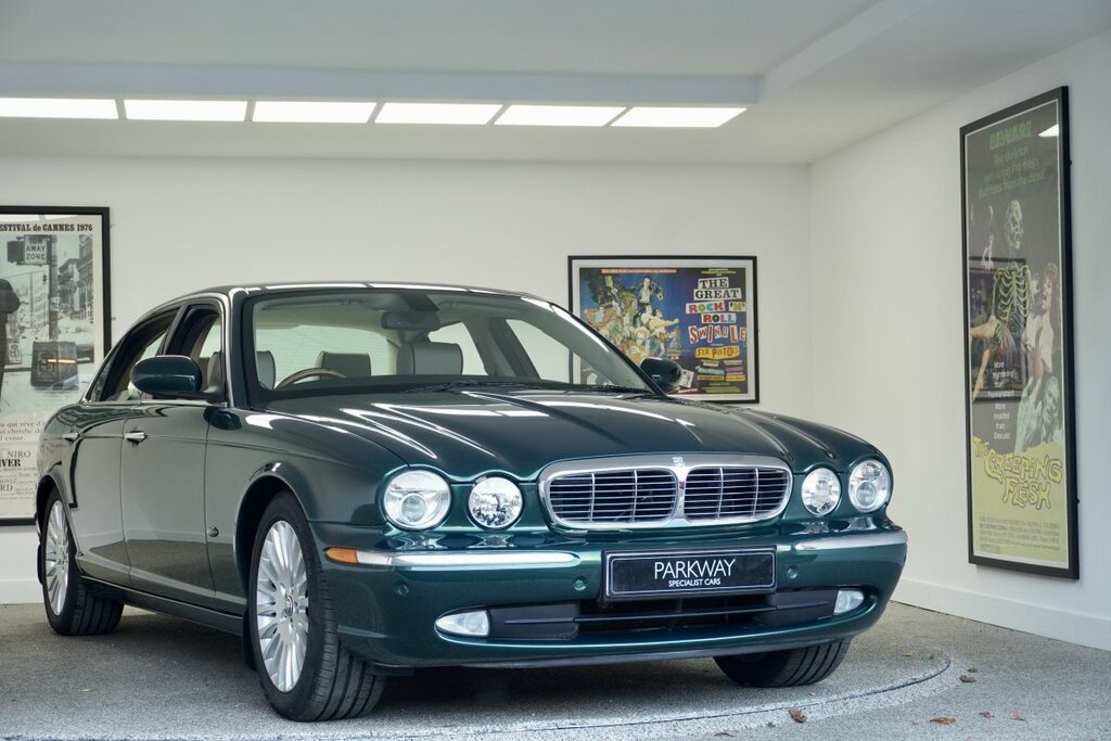 Compare Jaguar XJ Xj8 V8 Sovereign Lwb BF06XMB Green