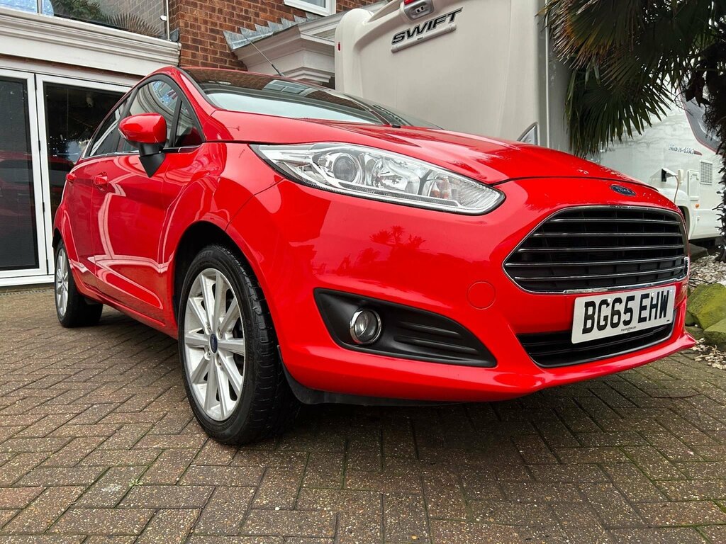 Compare Ford Fiesta 2015 65 1.0T BG65EHW Red