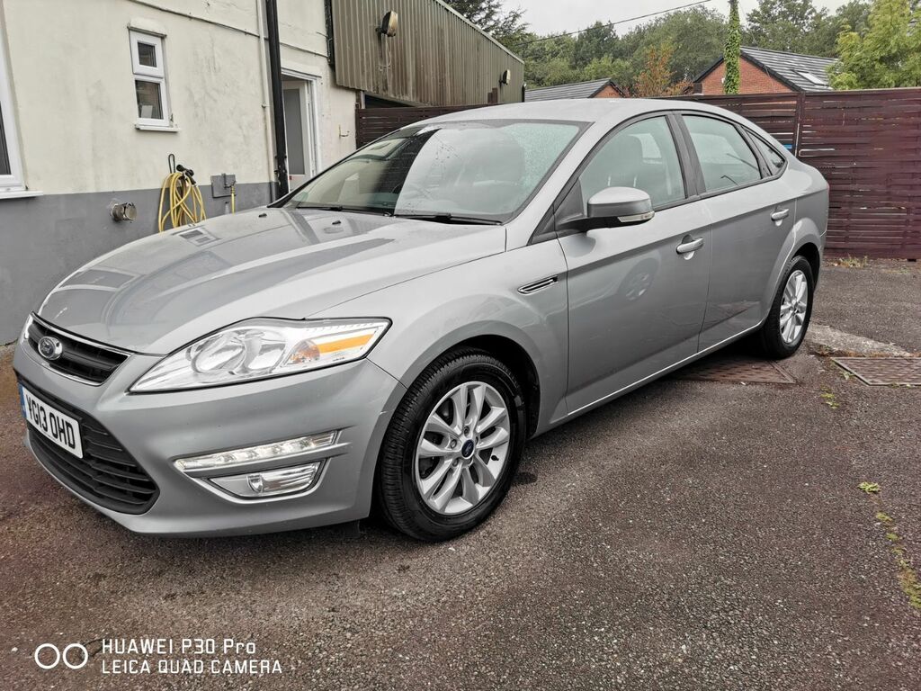 Compare Ford Mondeo Hatchback Zetec Tdci 2013 YG13OHD Silver