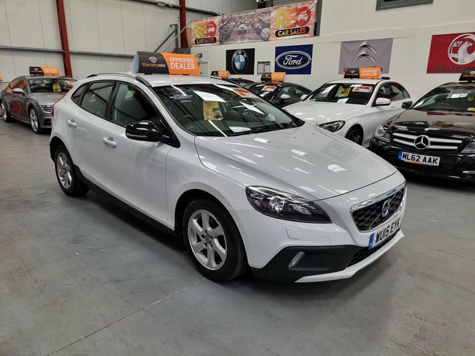 Compare Volvo V40 Cross Country Hatchback D2 Cross Country Se 201515 WU15EYK White
