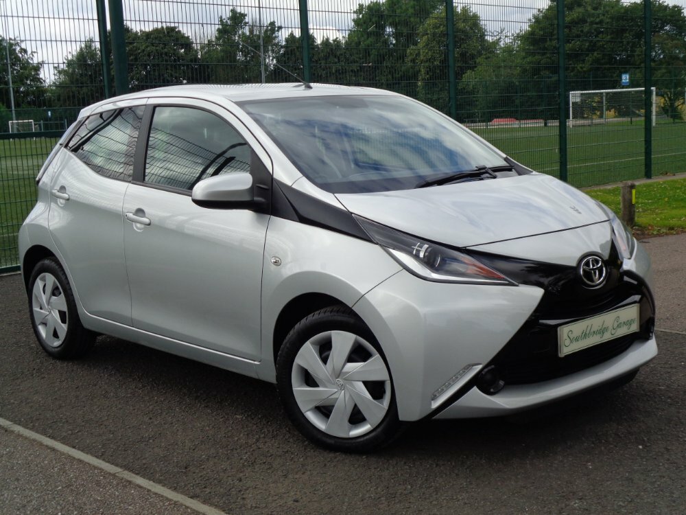 Compare Toyota Aygo 1.0 Vvt-i X-play 5-Door SG65CLN Silver