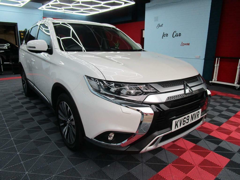 Compare Mitsubishi Outlander 2.0 Mivec Exceed Cvt 4Wd Euro 6 Ss KV69NVR White