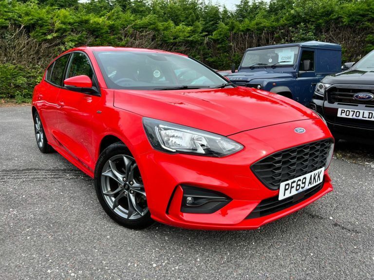 Compare Ford Focus 1.0T Ecoboost St-line Euro 6 Ss PF69AKK Red