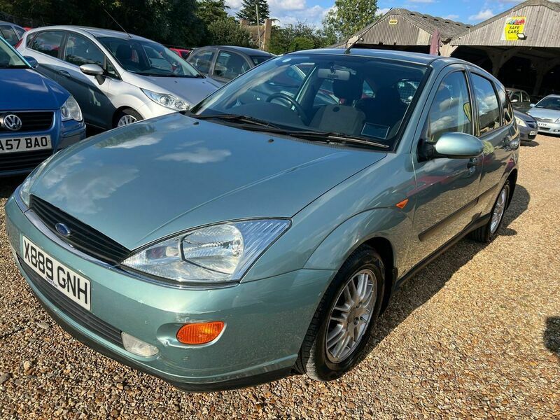 Compare Ford Focus 1.6I 16V Ghia X889GNH Green