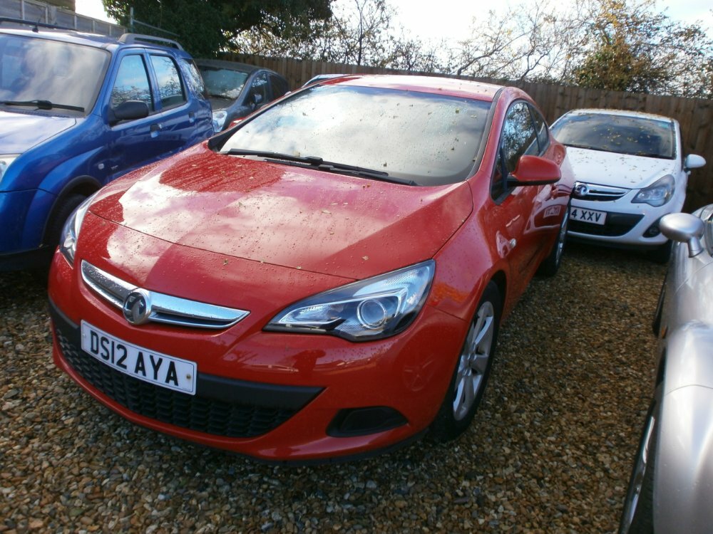 Compare Vauxhall Astra 1.7 Cdti 16V 130 Sport DS12AYA Red
