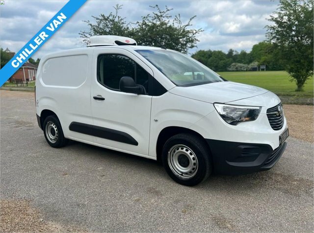 Compare Vauxhall Combo 1.5 L1h1 2000 Edition Ss 101 Bhp VE69KFR White