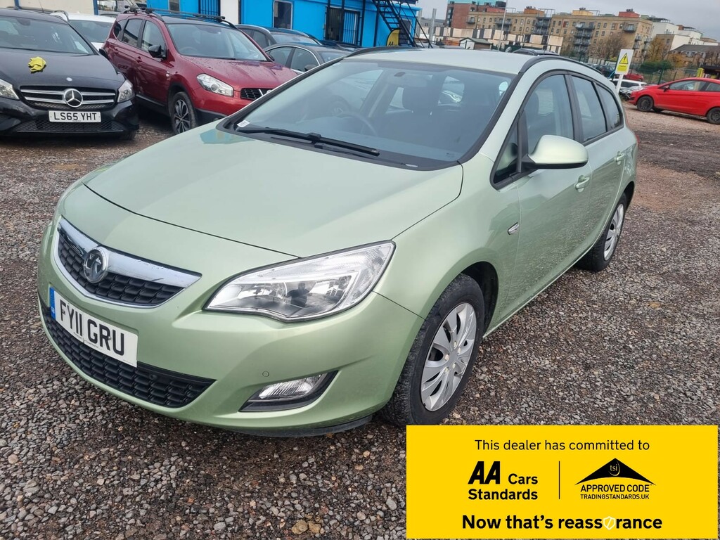 Compare Vauxhall Astra 2011 Vauxhall Astranbsp1.6 16V Exclusiv Sports To FY11GRU Green