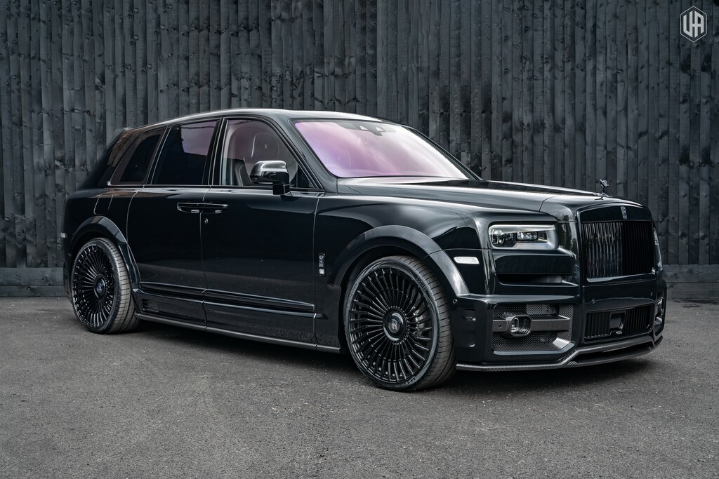 Compare Rolls-Royce Cullinan V12  Black
