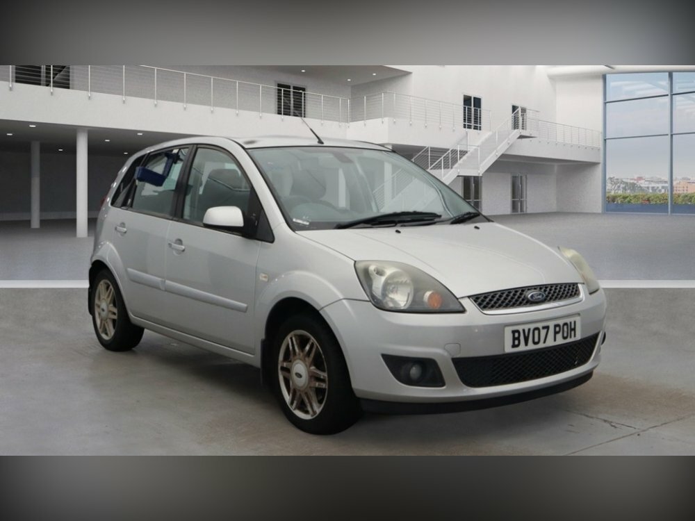Compare Ford Fiesta 1.4 Ghia Hatchback 147 Gkm, 79 BV07POH Silver