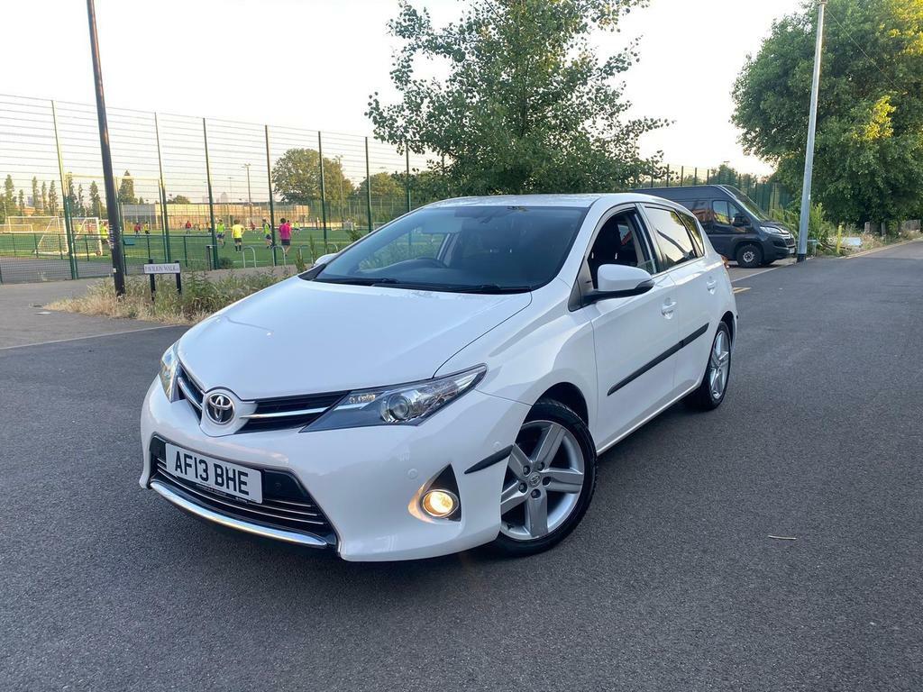 Compare Toyota Auris 1.6 V-matic Excel Euro 5 AF13BHE White