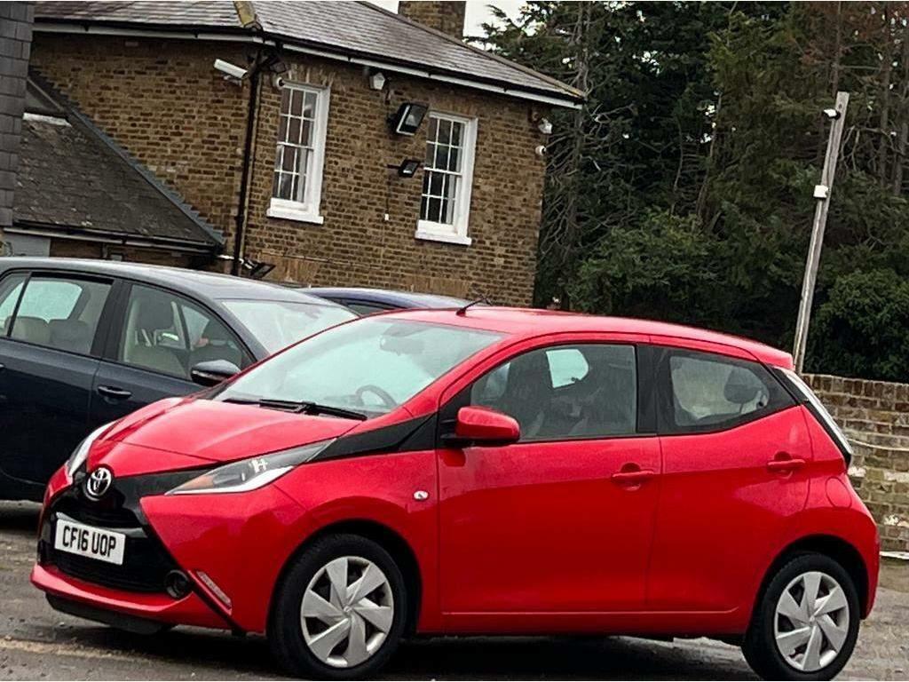 Compare Toyota Aygo 1.0 Vvt-i X-play Euro 5 CF16UOP Red