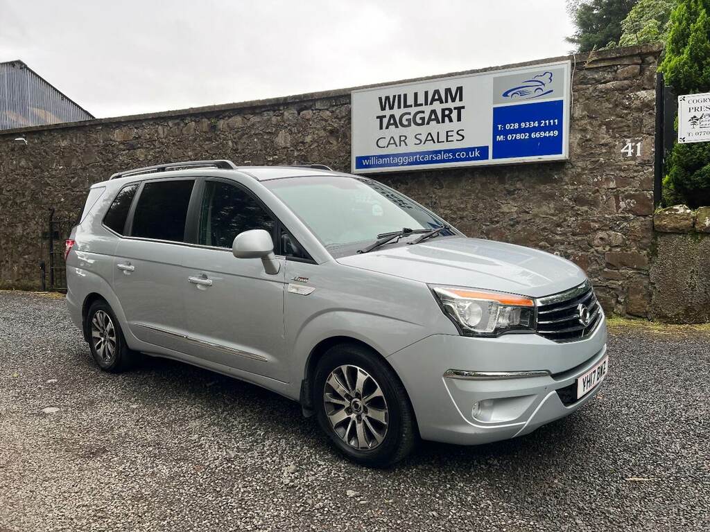 Compare SsangYong Turismo 2.2 Elx Tip YH17BWZ Silver