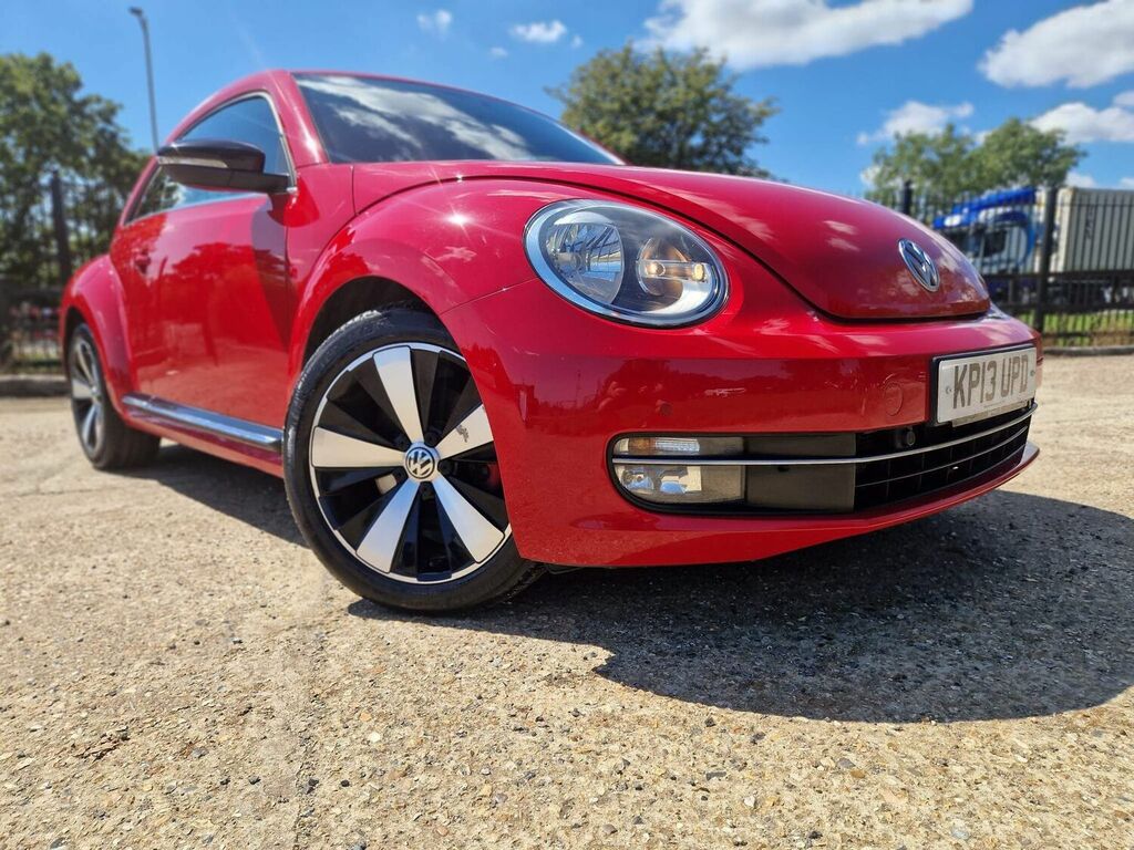 Compare Volkswagen Beetle 2.0 Tsi KP13UPD Red
