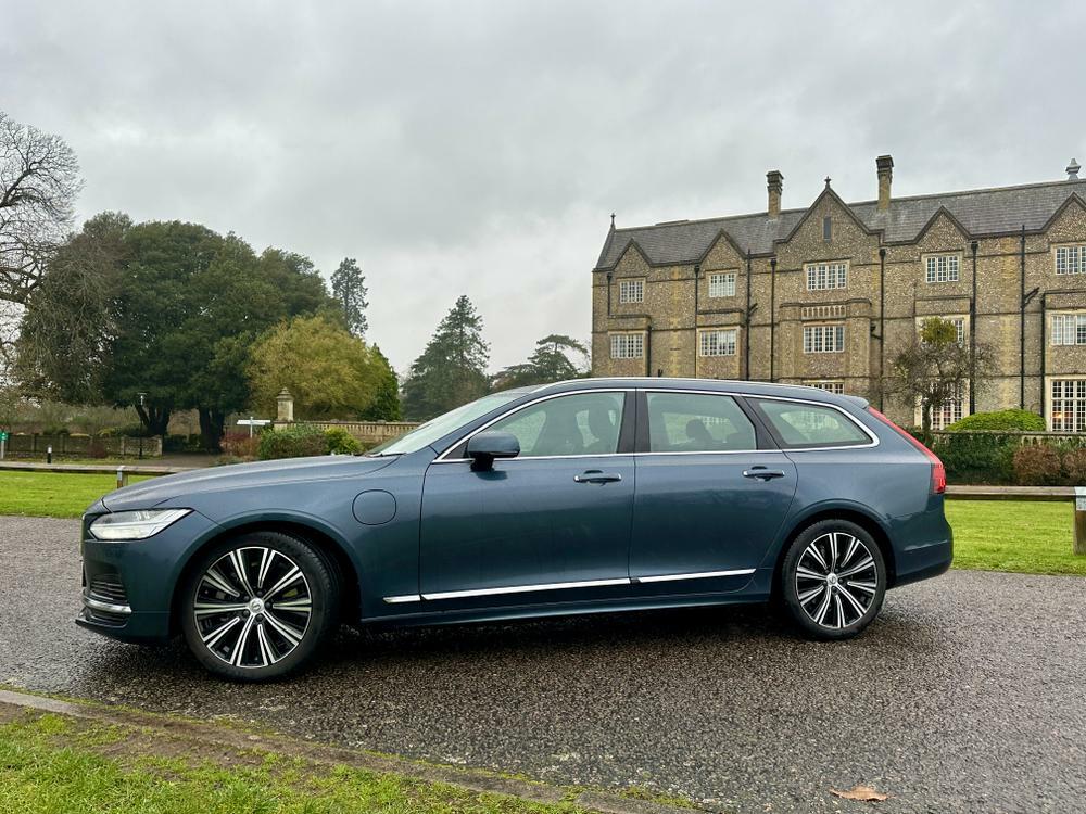 Compare Volvo V90 Recharge T6 2.0H 11.6Kwh LL70SMX 
