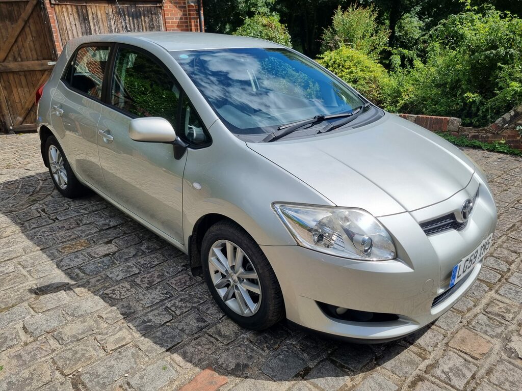 Compare Toyota Auris Automatic LG59XMS Silver