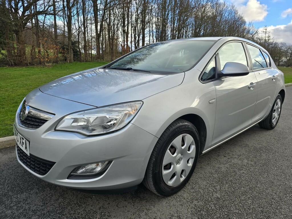 Compare Vauxhall Astra 1.4 16V Exclusiv Euro 5 YH60XFA Silver