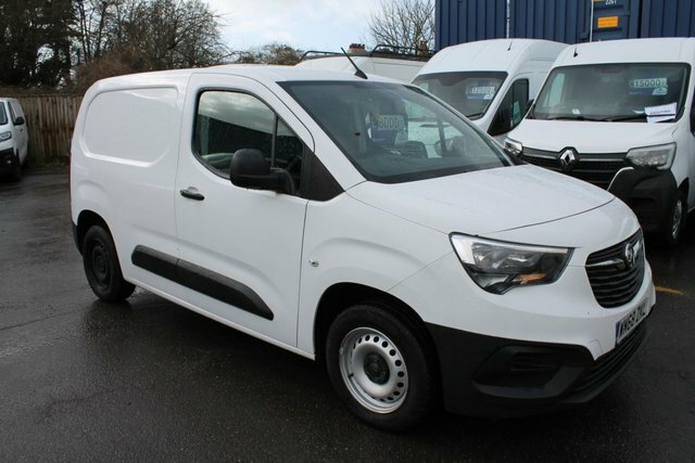 Compare Vauxhall Combo 1.6 L1h1 2000 Edition 76 Bhp WM68ZKL White