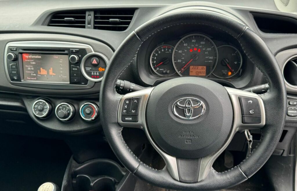 Compare Toyota Yaris Yaris Tr Vvt-i GX13LCC Silver
